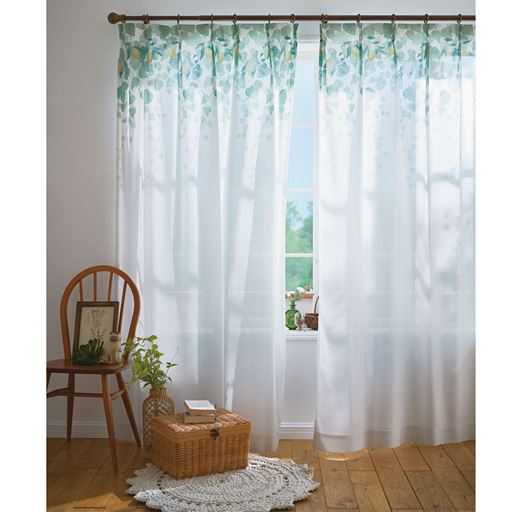 B (レモンリーフ) 幅100×丈198cm(2枚組) <br>観葉植物を飾っているような優しいリーフの上絵羽柄が、夏の窓辺を爽やかに。