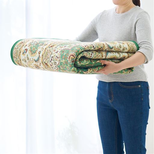 薄くて軽いからコンパクトにたためて、持ち運びもラクラクです。