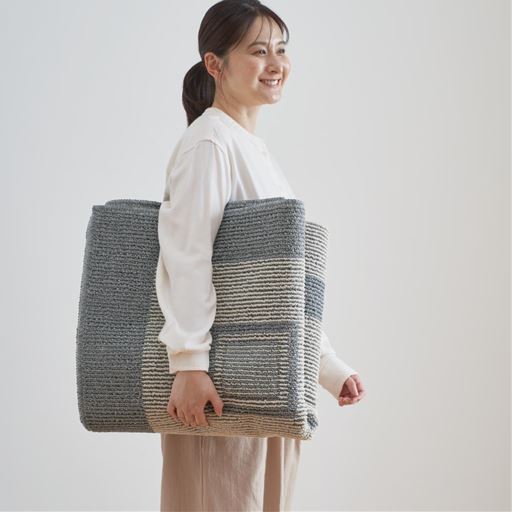 グレー<br>軽くてコンパクトに折りたため、移動も収納もラクラク。