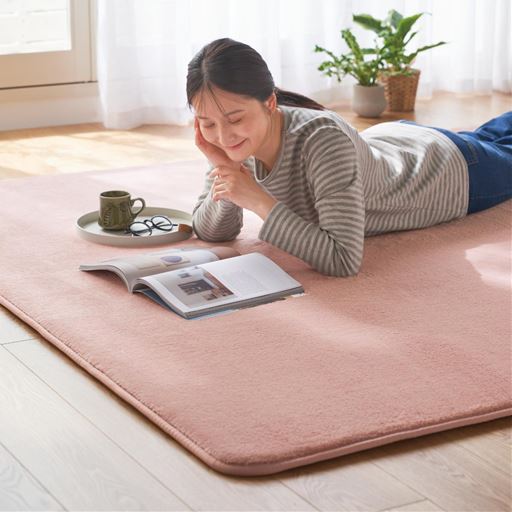 ピンク<br>まるでメレンゲみたいなふわふわ感。敷いたところが特等席に。