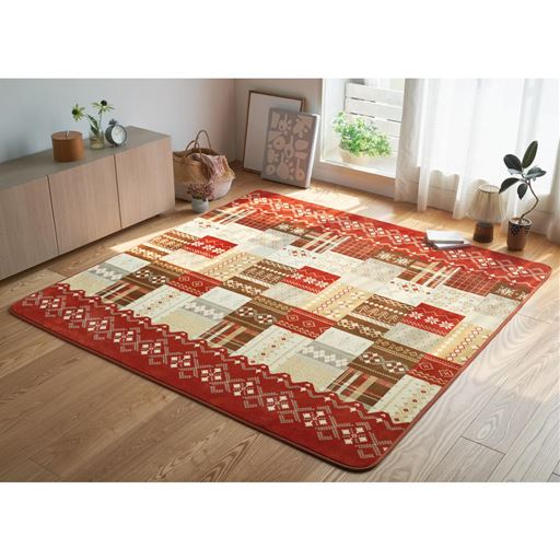 レッド系(ノルディック) 横180×縦180cm<br>洗濯機で丸洗いできるので汚れを気にせずくつろげます。