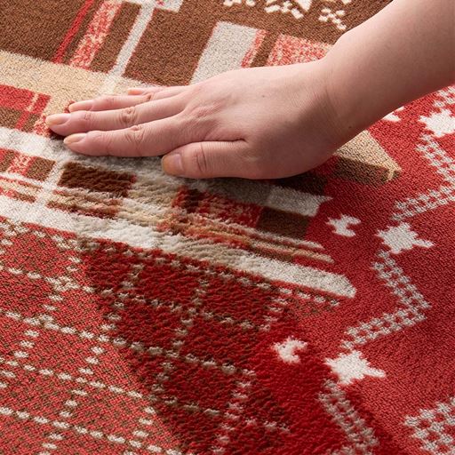 レッド系(ノルディック)<br>なめらかな肌ざわりの短毛フランネル生地を使用。