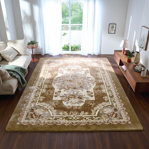 ベージュ 横320×縦220cm<br>広範囲に敷ける大きなサイズもご用意。肌ざわりのなめらかな短毛なので掃除機がけも簡単です。