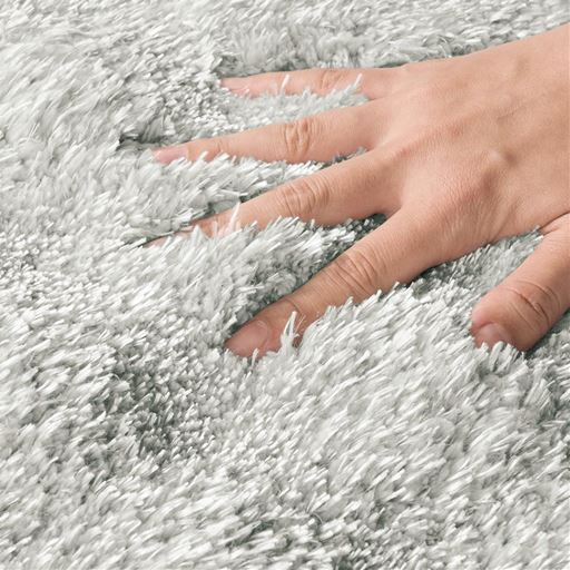手が埋もれるほどのふかふかした毛足。光沢のあるラメ糸を混ぜているので、ゴージャスな風合いです。