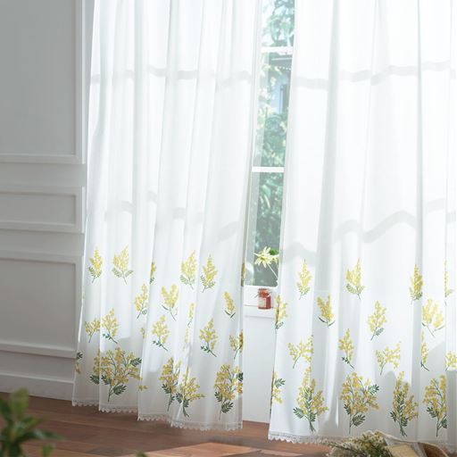 A (ミモザ)<br>窓辺を彩るミモザの優しい刺繍風プリントが美しい、遮熱・保温ミラーレースカーテンです。