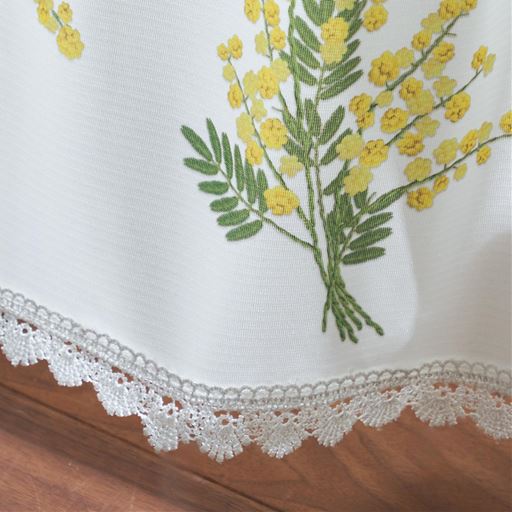 裾のトーションレースがナチュラルなデザインと合わさってお部屋を上品に彩ります。