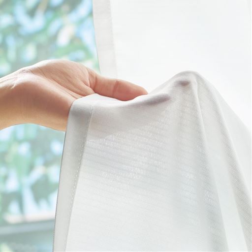 やや透けにくい生地で、夜までしっかり目隠し。