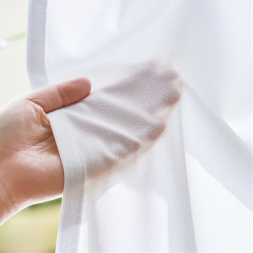 極細糸を高密度に織り上げた、しっかり目の詰まったレース。