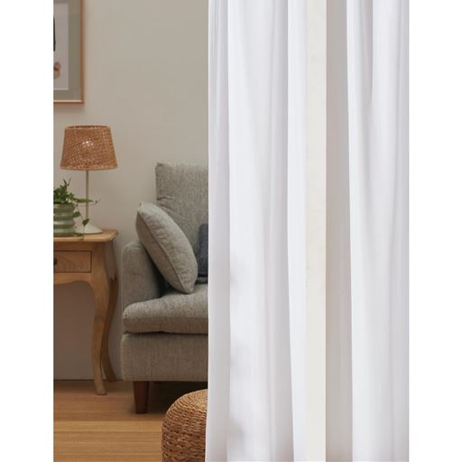 驚きの透けにくさで外からの視線をしっかりガード。<br>※日中外から見た様子。