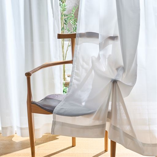 レースカーテンはやや透けにくく、日中の視線・UVをカットします。