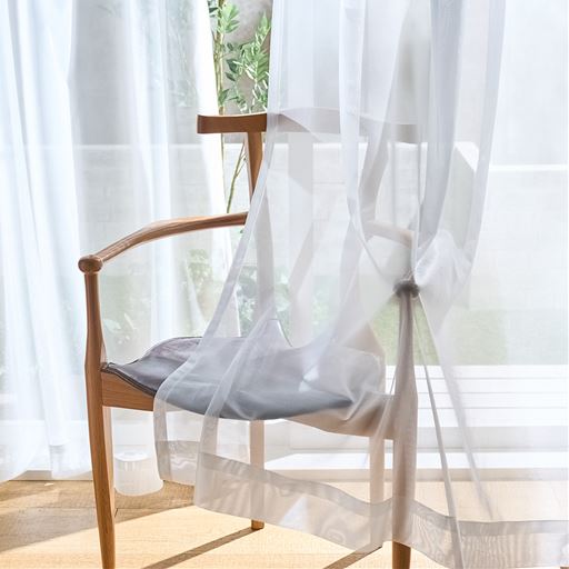 レースカーテンはやさしい光をお部屋に取り込み、ゆったり心地いい時間が流れます。