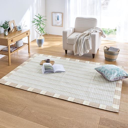 ブラウン(横185×縦130cm)<br>素足に心地よく、毎日をさらりと快適に過ごせます。