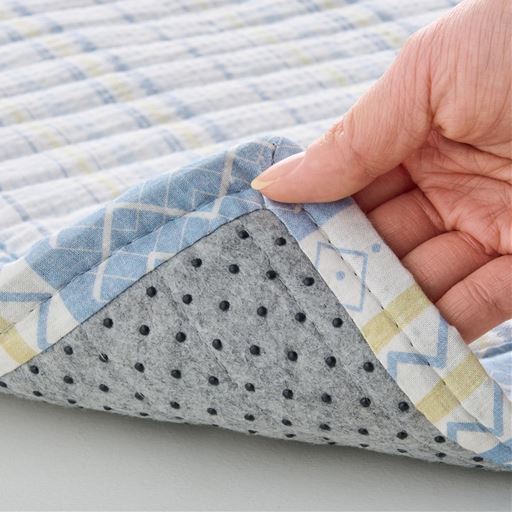 裏面はすべりにくい加工。