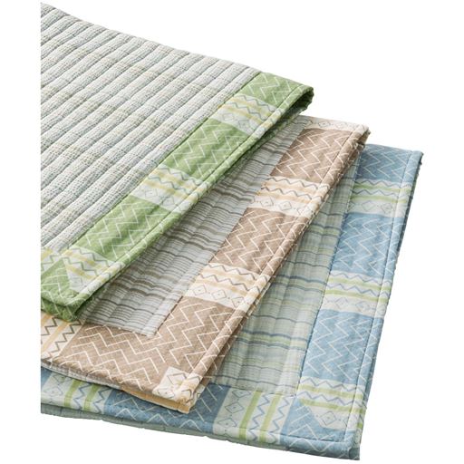 (上から) グリーン・ブラウン・ブルー<br>幾何学柄の額がアクセントに。