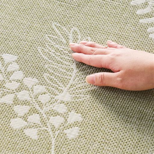 グリーン<br>麻のようなシャリッとした風合い。