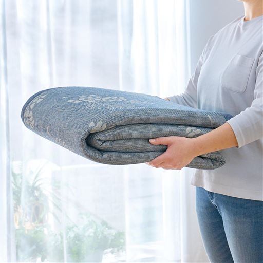 コンパクトにたためるので持ち運びも収納もラクラク。