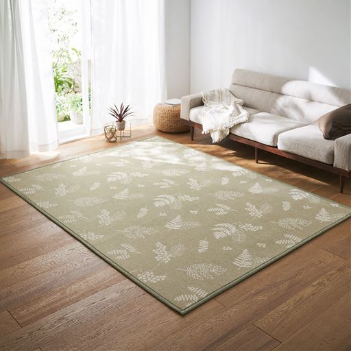 グリーン(横240×縦180cm)<br>サッと敷くだけでお部屋が明るく爽やかな雰囲気に。