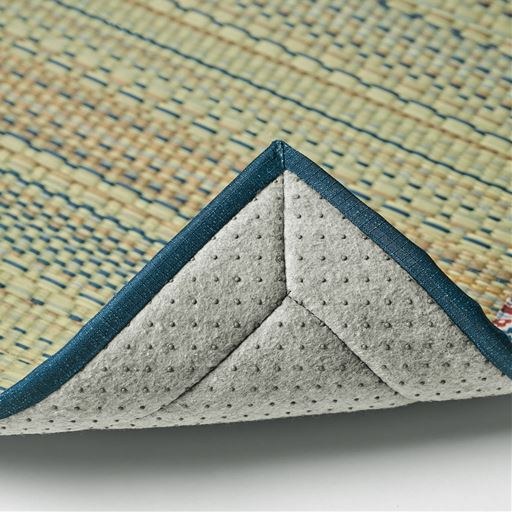 ズレにくい! 裏面にすべりにくい加工。