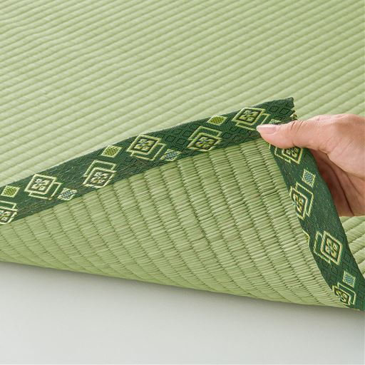 裏張りなしで両面使用可。場所を選ばずにどこでも敷けます。