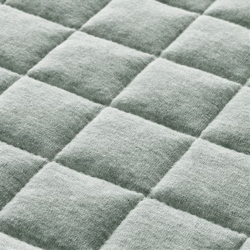 生地拡大(グレー)<br>やわらかで肌ざわりのいいスウェット生地に、格子状の細かなキルトを施しました。