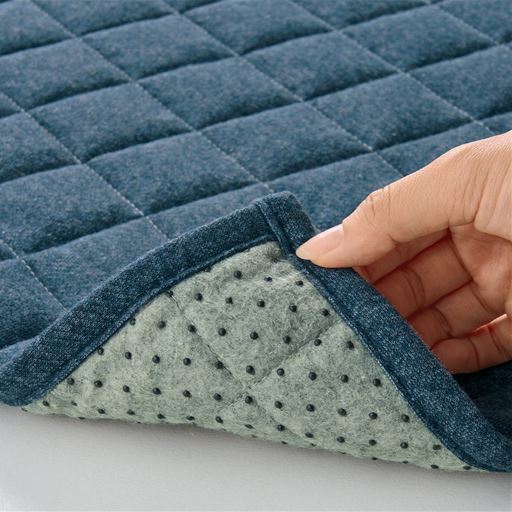 裏面はすべりにくい加工。