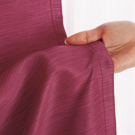 V (木苺) <br>光沢とハリのある上質な生地感。数種類の糸で深みのある風合いに。