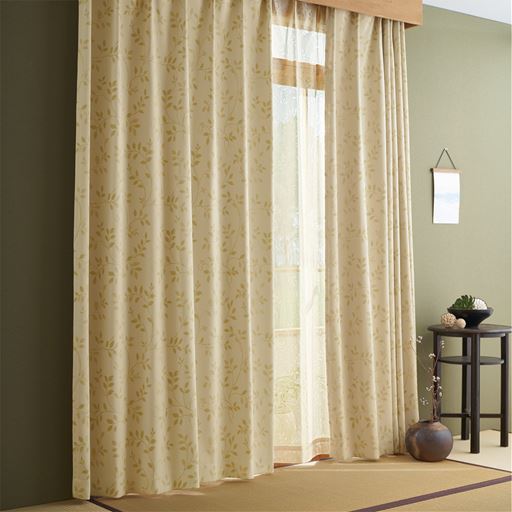 ベージュ ※商品はレースカーテンです。カーテンはVP-501を使用しています。<br>なめらかな上質生地に映えるリーフ柄。