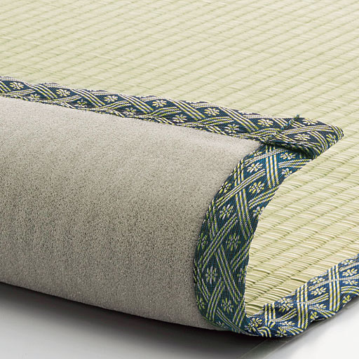 裏貼りありタイプ<br>裏面は床や畳を傷めにくく、踏み心地をソフトにするウレタンフォームです。