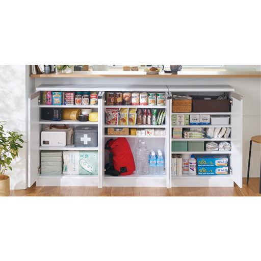 ホワイト 左からF、D<br>家族3～5日分の水や非常食の定位置に。