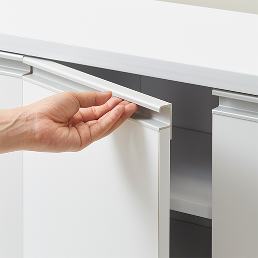 開け閉めもしやすい樹脂製の引手です。