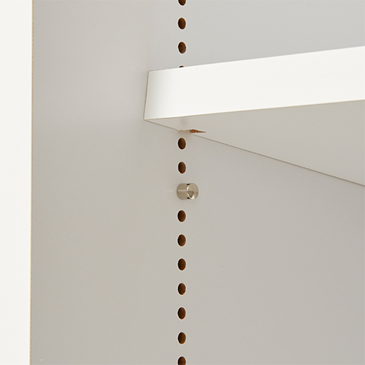 ホワイト<br>棚板を支えるダボは金属製で頑丈な造り。1cm単位で調節が可能です。