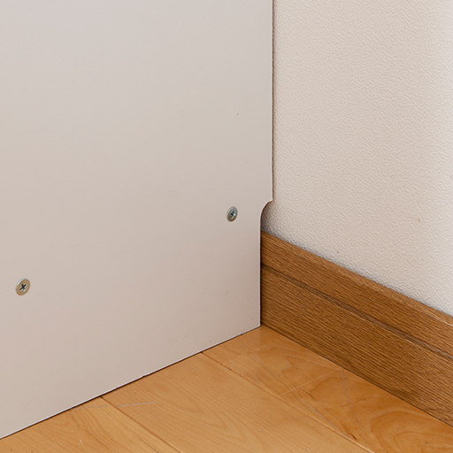 幅木除けカット加工(奥行1×高さ6.5cm)で壁にぴったり設置できます。