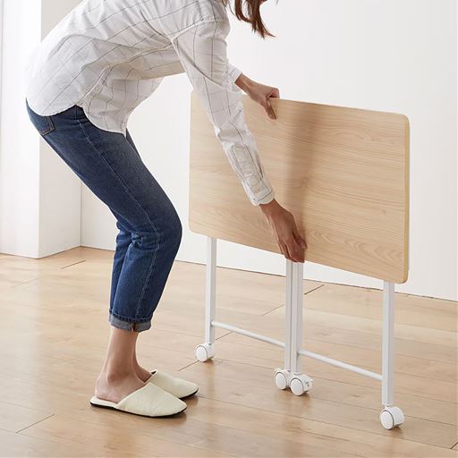 簡単なアクションでたためます<br>(3)裏面の金具で脚部フレームをロックします。