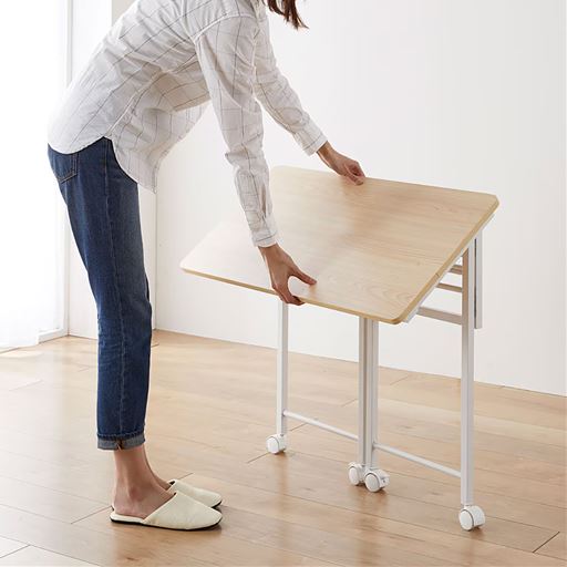 簡単なアクションでたためます<br>(2)天板をたたみます。