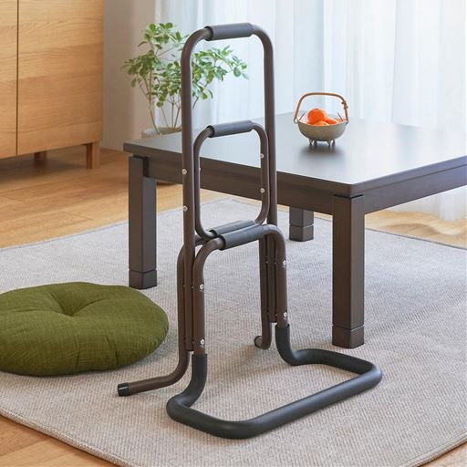 ダークブラウン<br>様々な場面での立ち上がりをサポートする補助手すりです。