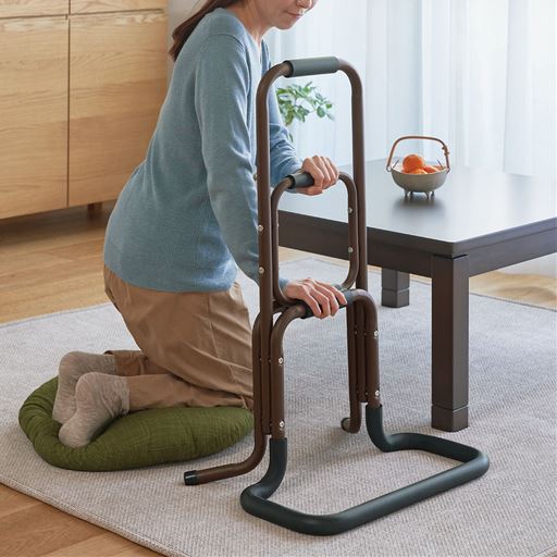 ダークブラウン <br>3段階の手すりで、いろいろな高さからのつかまり立ちに便利。
