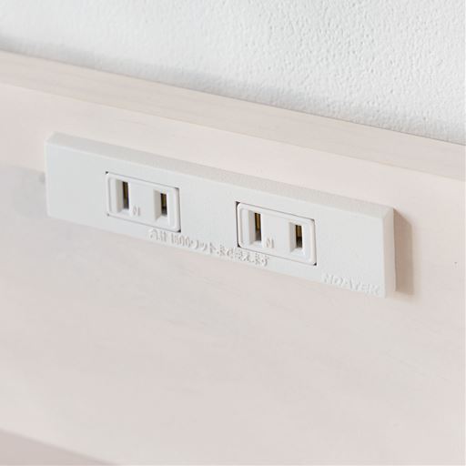 時計などの小物がおける棚と、携帯電話の充電に便利なコンセント付き。 ※シングルCのみ