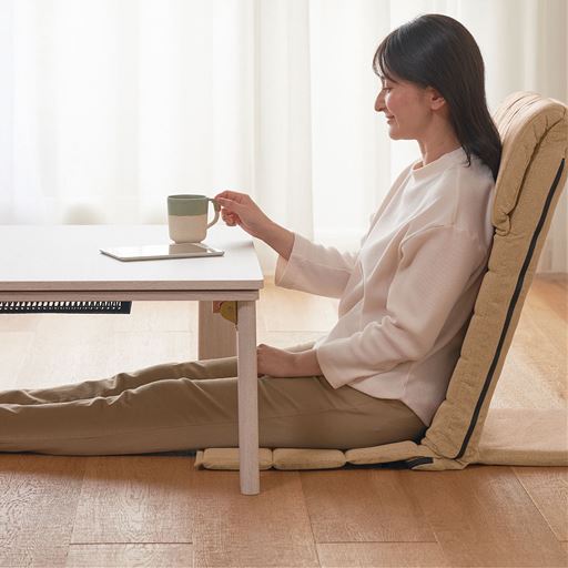 座面が薄いからこたつ下のスペースが広々!