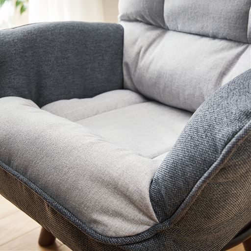 グレー<br>前すべりしにくい立体的な座面。