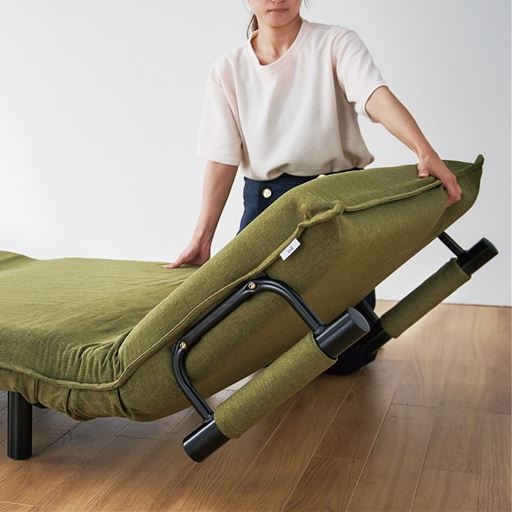 (2)座面の折り返し部分を広げます。