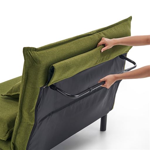 ベッド脚を隠すカバー付き。