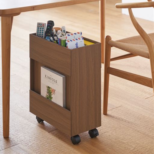 ダイニングテーブル下にも収まるコンパクトサイズ。