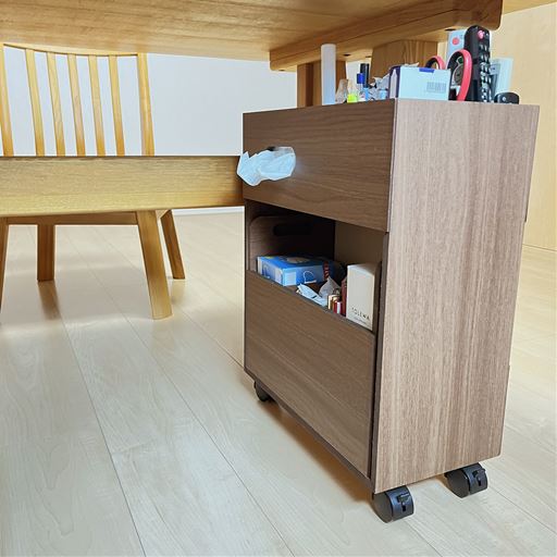 ブラウン<br>テーブルの下に置いても場所を取らないスリムタイプ。