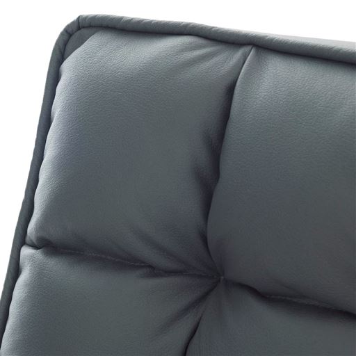 肌ざわりのいいレザー風生地。