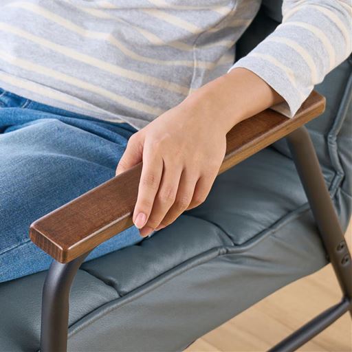 座りやすく立ち上がりやすい手すり付き。