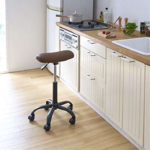 ブラウン<br>360度回転で小回りが利くライドチェアです。