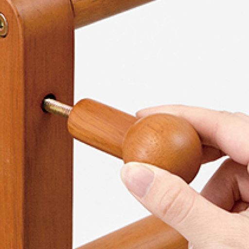 杖やカバンを掛けられるフック付き