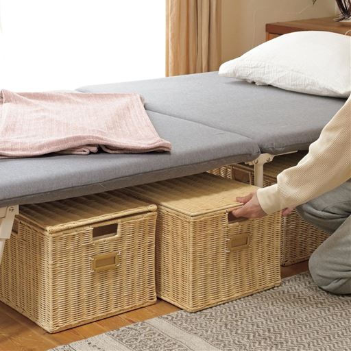 ベッド下はケースなどが置ける便利な収納スペースに。