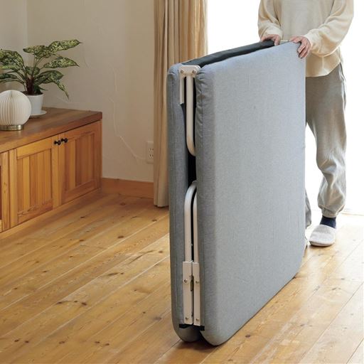 使わないときは折りたたんでスリムに収納できます。