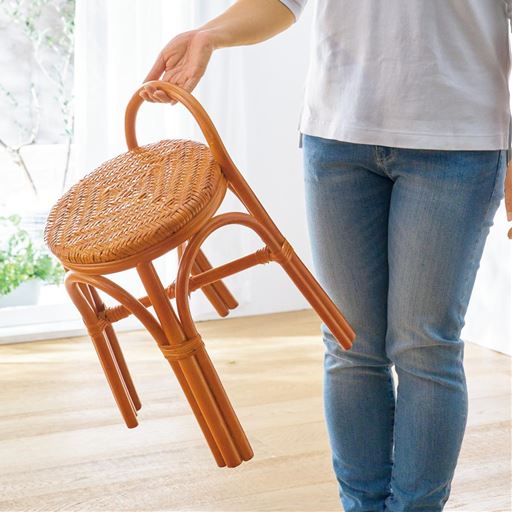 ちょっと座りたいとき片手でひょいっ! 軽くて便利な天然籐のスタッキングチェアです。